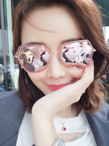 Jauns saulesbriļļu modelis ar metāla rāmi un UV aizsardzību