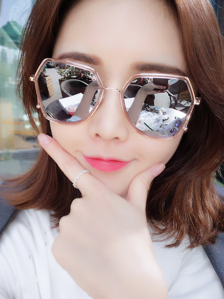 Jauns saulesbriļļu modelis ar metāla rāmi un UV aizsardzību