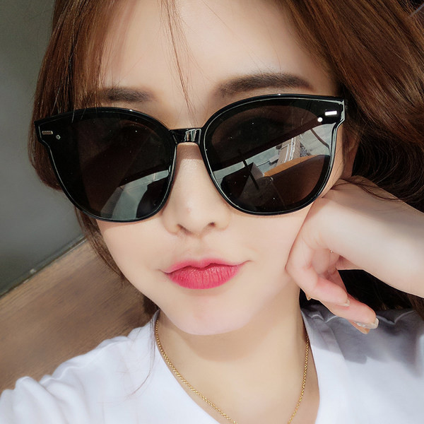 Modernas saulesbrilles ar UV aizsardzību melnā krāsā sievietēm