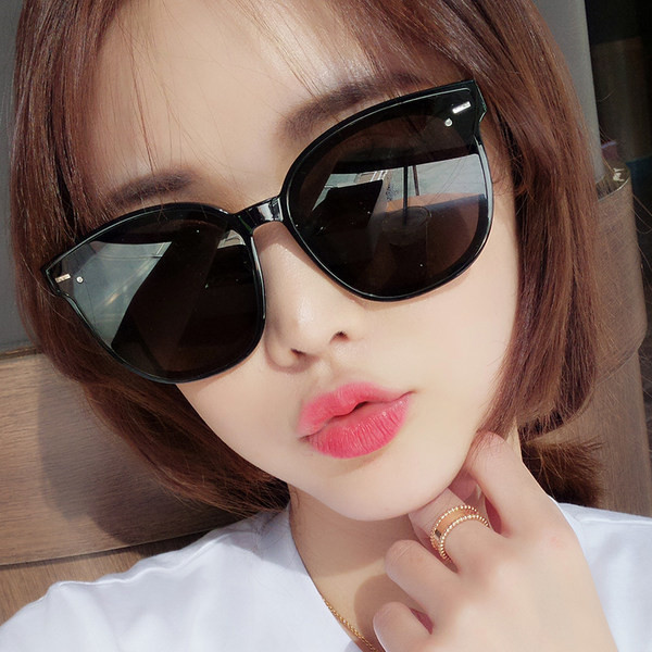 Modernas saulesbrilles ar UV aizsardzību melnā krāsā sievietēm