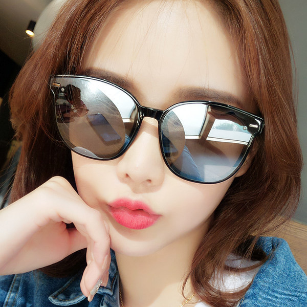 Modernas saulesbrilles ar UV aizsardzību melnā krāsā sievietēm