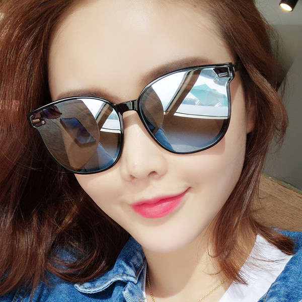 Modernas saulesbrilles ar UV aizsardzību melnā krāsā sievietēm