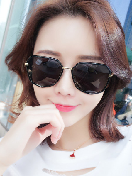 Polarizētas saulesbrilles sievietēm vairākās krāsās