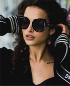 Ochelari moderni de damă cu o inscripție