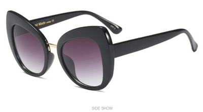 Ochelari moderni de damă cu o inscripție