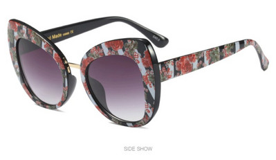 Ochelari moderni de damă cu o inscripție