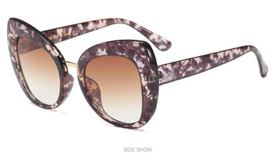 Ochelari moderni de damă cu o inscripție