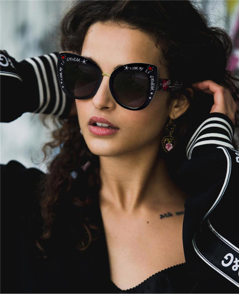 Ochelari moderni de damă cu o inscripție