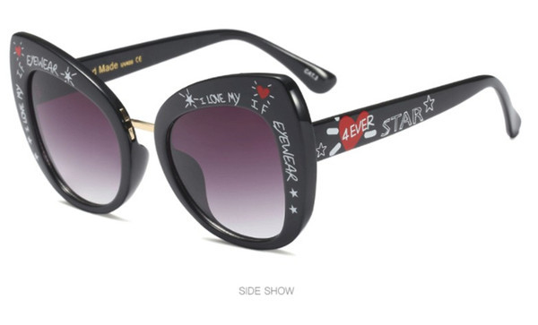 Ochelari moderni de damă cu o inscripție