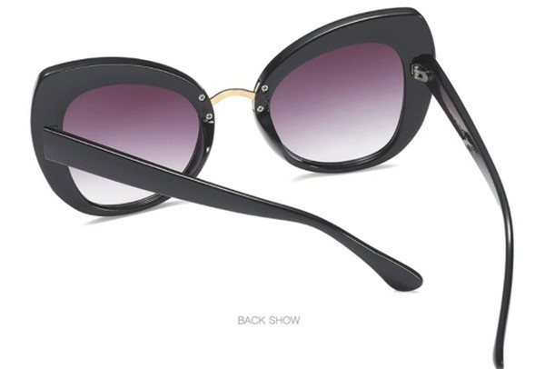 Ochelari moderni de damă cu o inscripție