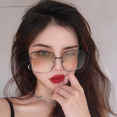 Γυναικεία κομψά γυαλιά σε τετράγωνο σχήμα και λεπτό πλαίσιο
