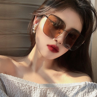 Γυναικεία κομψά γυαλιά σε τετράγωνο σχήμα και λεπτό πλαίσιο