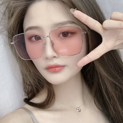 Γυναικεία κομψά γυαλιά σε τετράγωνο σχήμα και λεπτό πλαίσιο