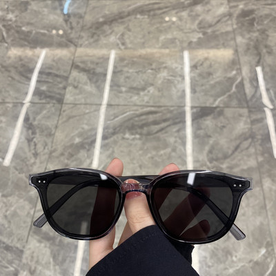 Sieviešu saulesbrilles ar platu rāmi