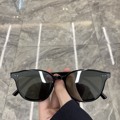 Sieviešu saulesbrilles ar platu rāmi