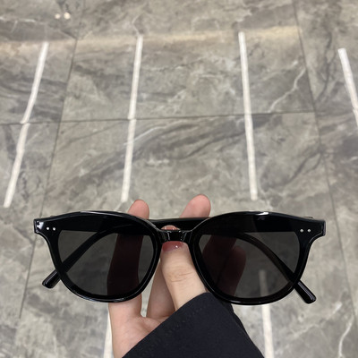 Sieviešu saulesbrilles ar platu rāmi