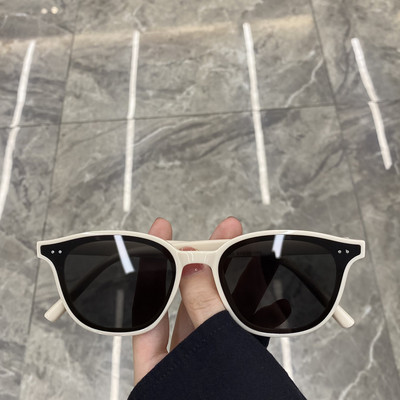 Sieviešu saulesbrilles ar platu rāmi