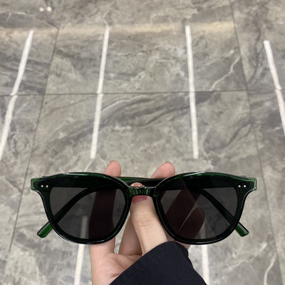 Sieviešu saulesbrilles ar platu rāmi