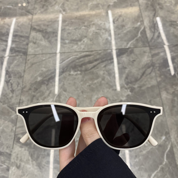 Sieviešu saulesbrilles ar platu rāmi