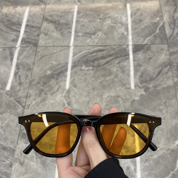 Sieviešu saulesbrilles ar platu rāmi