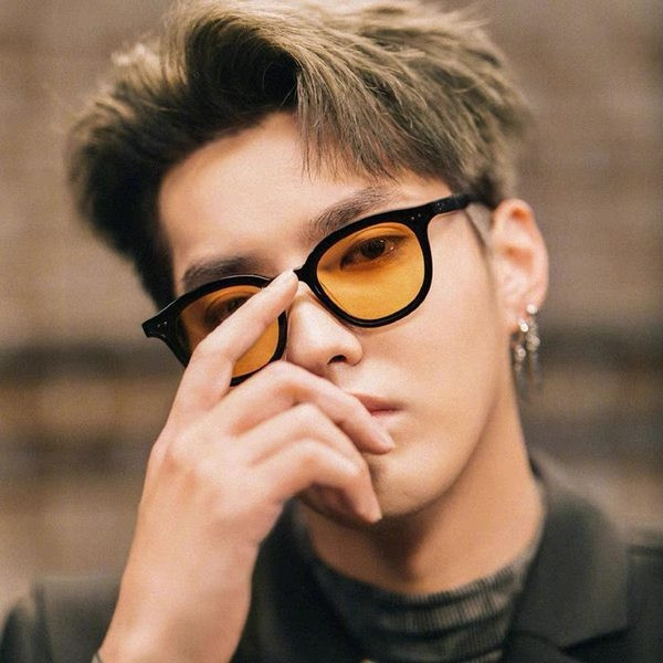 Sieviešu saulesbrilles ar platu rāmi