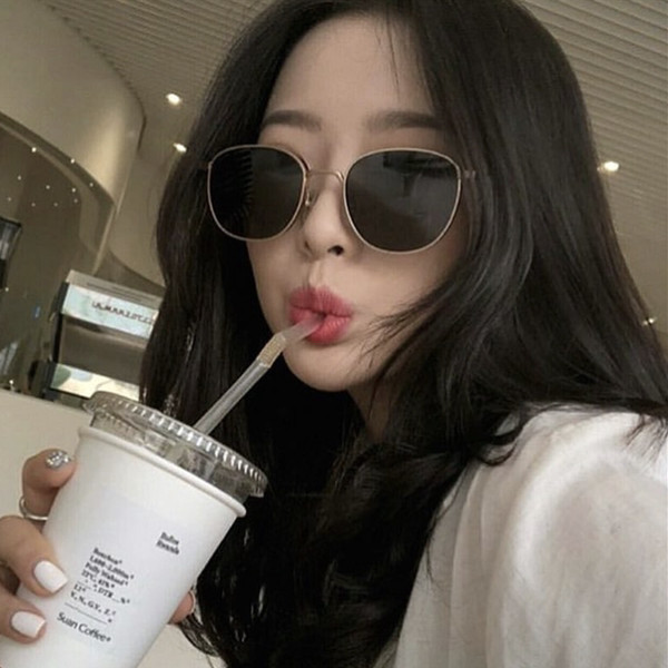 Sieviešu modernas apaļas saulesbrilles ar plānu rāmi