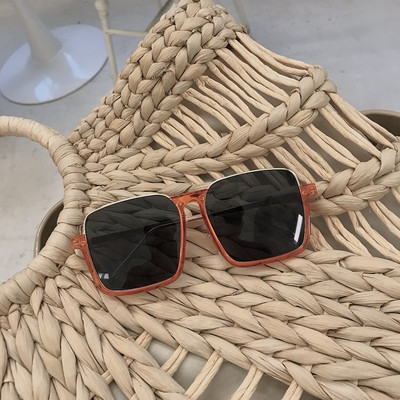 Sieviešu saulesbrilles ar kvadrātveida formu vairākās krāsās