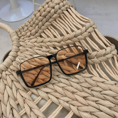 Sieviešu saulesbrilles ar kvadrātveida formu vairākās krāsās