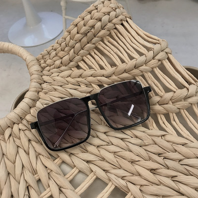 Sieviešu saulesbrilles ar kvadrātveida formu vairākās krāsās