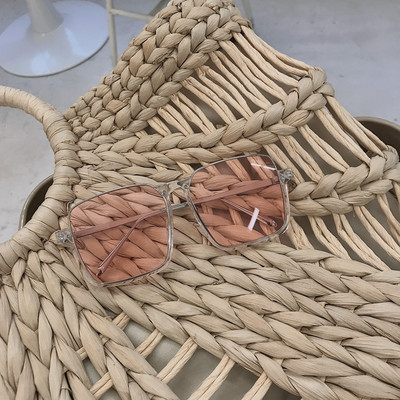 Sieviešu saulesbrilles ar kvadrātveida formu vairākās krāsās