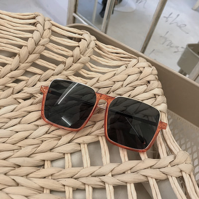 Sieviešu saulesbrilles ar kvadrātveida formu vairākās krāsās