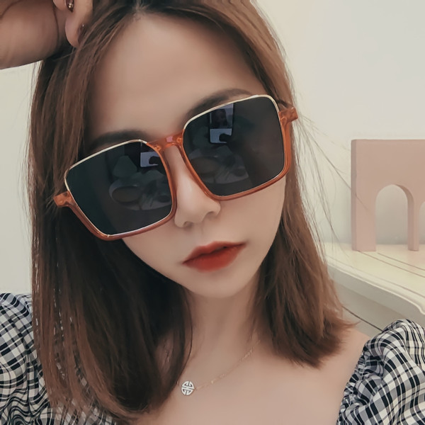 Sieviešu saulesbrilles ar kvadrātveida formu vairākās krāsās