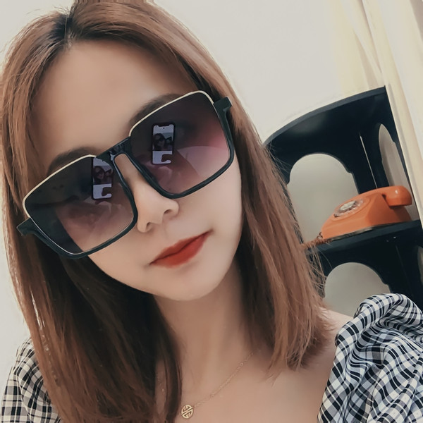 Sieviešu saulesbrilles ar kvadrātveida formu vairākās krāsās