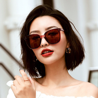 Ochelari de soare de dama actuali in forma patrata cu efect de oglinda