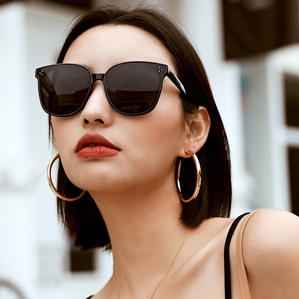 Ochelari de soare de dama actuali in forma patrata cu efect de oglinda