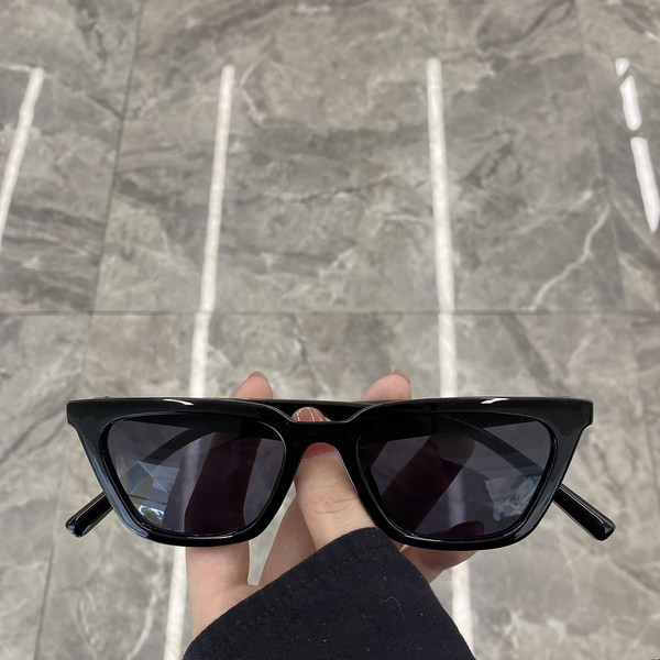 Jauns sieviešu briļļu modelis ar nestandarta formu