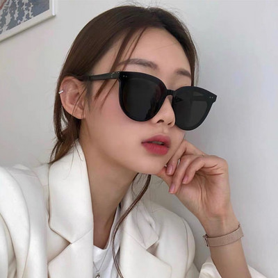 Modernas sieviešu saulesbrilles ar UV aizsardzību