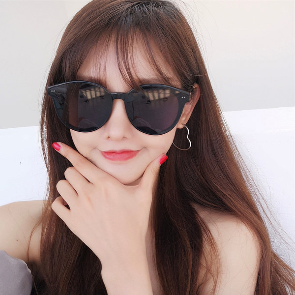 Modernas sieviešu saulesbrilles ar UV aizsardzību