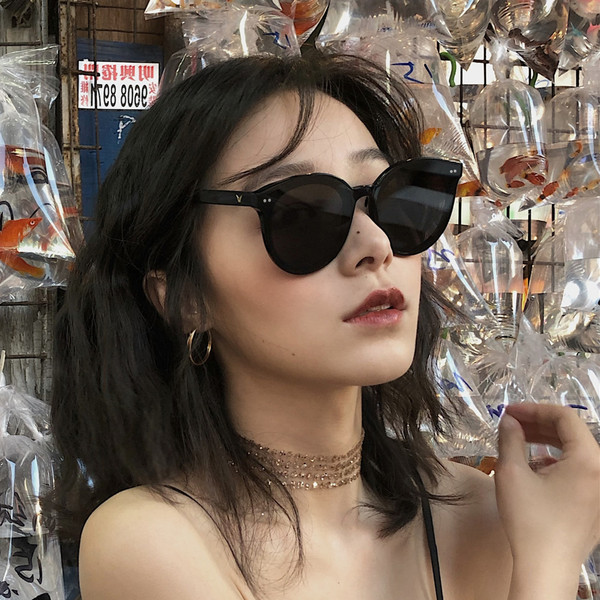 Modernas sieviešu saulesbrilles ar UV aizsardzību