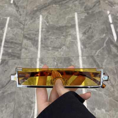 Dažādu krāsu sieviešu brilles ar nestandarta formu