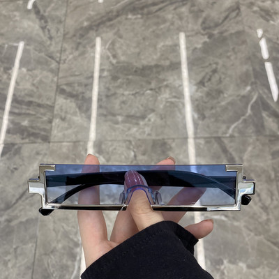 Dažādu krāsu sieviešu brilles ar nestandarta formu