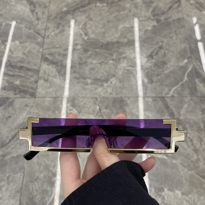 Dažādu krāsu sieviešu brilles ar nestandarta formu