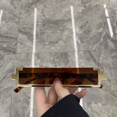 Dažādu krāsu sieviešu brilles ar nestandarta formu