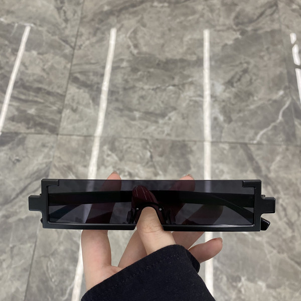 Dažādu krāsu sieviešu brilles ar nestandarta formu