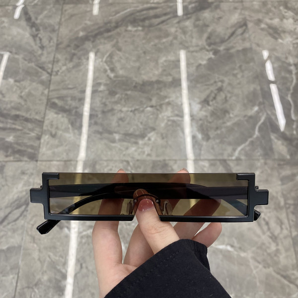 Dažādu krāsu sieviešu brilles ar nestandarta formu