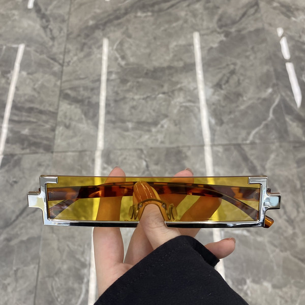 Dažādu krāsu sieviešu brilles ar nestandarta formu