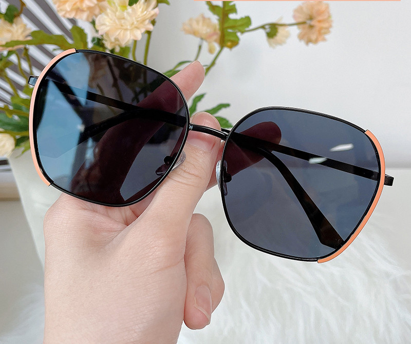 Jauns saulesbriļļu modelis ar plāniem metāla rāmjiem