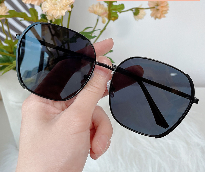 Jauns saulesbriļļu modelis ar plāniem metāla rāmjiem