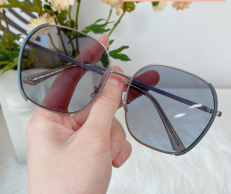 Jauns saulesbriļļu modelis ar plāniem metāla rāmjiem