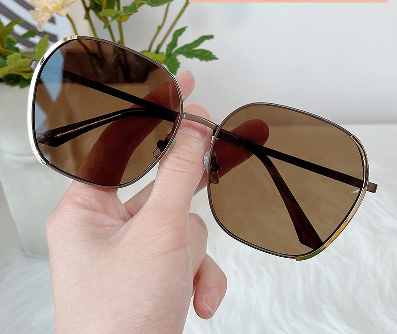 Jauns saulesbriļļu modelis ar plāniem metāla rāmjiem